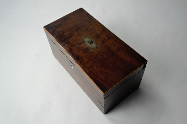 Georgian Mahogany Tea Caddy with Rinser Bowl and Zinc lined interior.