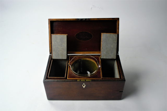 Georgian Mahogany Tea Caddy with Rinser Bowl and Zinc lined interior.