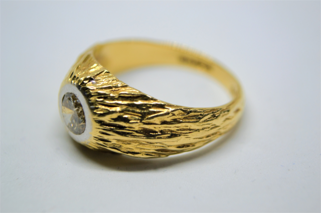 An 18ct Gold Solitaire Diamond Ring.