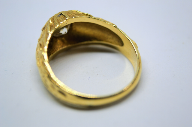 An 18ct Gold Solitaire Diamond Ring.