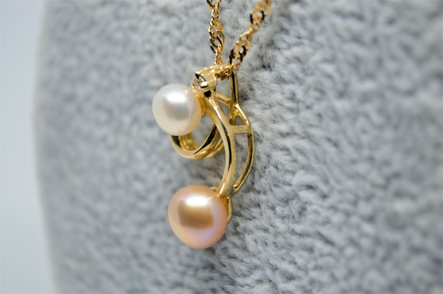 A 9ct Gold Two Coloured Cultured Pearl Necklace.