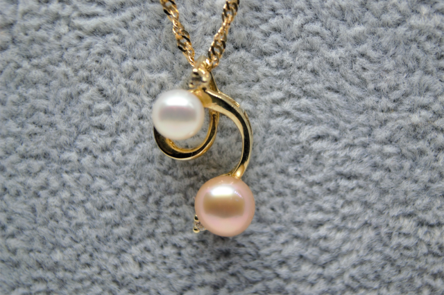 A 9ct Gold Two Coloured Cultured Pearl Necklace.