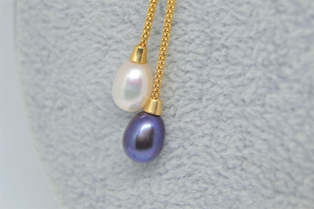 A 9ct Gold Two Coloured Cultured Pearl Necklace.