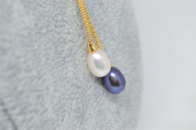 A 9ct Gold Two Coloured Cultured Pearl Necklace.