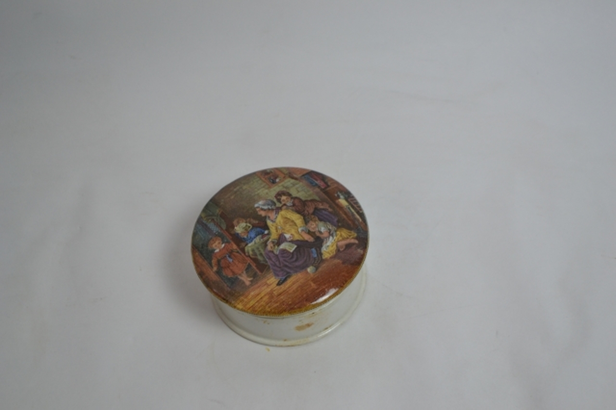 Prattware Pot with Lid 'Hide and Seek'