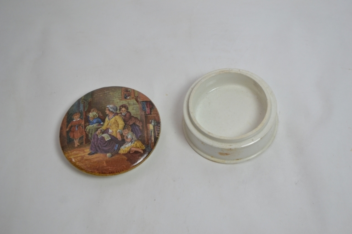 Prattware Pot with Lid 'Hide and Seek'