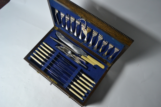 Edwardian Oak Canteen of Bone Handled Silver Plated Cutlery